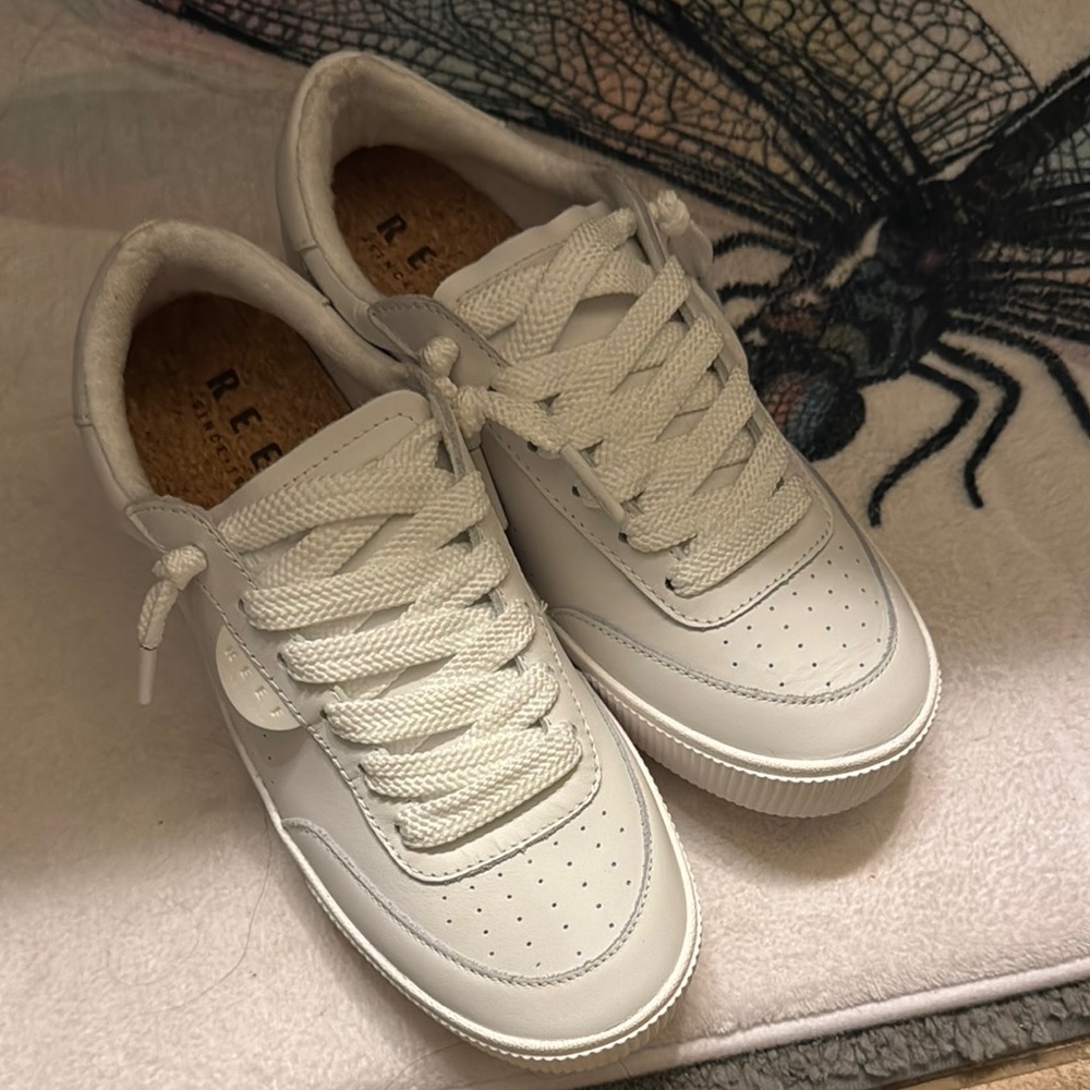 Reef White Low-Top Sneakers Classic Minimalist Design